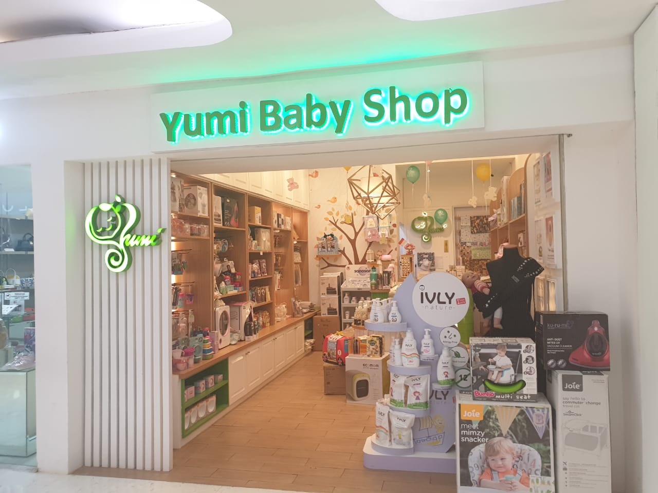 Yumi Baby Shop shop front in lippo mall puri st. moritz